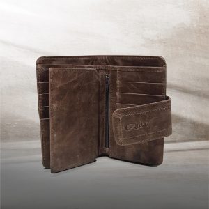 Billetera 100% cuero con espacio para 11 tarjetas, monedero con cierre y compartimento externo para documentos.
