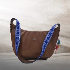 Cartera color miel con tejido étnico ecuatoriano hecho a mano, estilo bandolera con cierre interno y copartimento para celula.